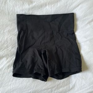 lulu lemon extra compression biker shorts in black